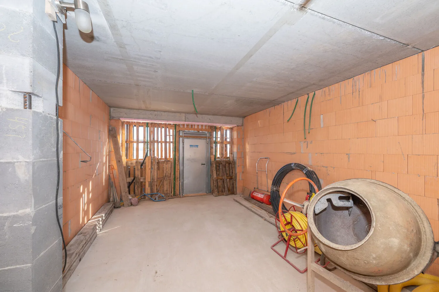 Hochwertiger Rohbau
Einfamilienhaus mit Einliegerwohnung
voll unterkellert mit Nebengebäude