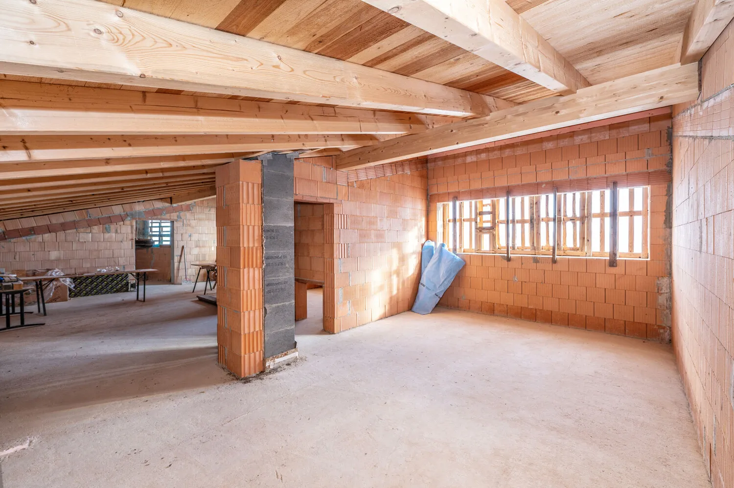 Hochwertiger Rohbau
Einfamilienhaus mit Einliegerwohnung
voll unterkellert mit Nebengebäude