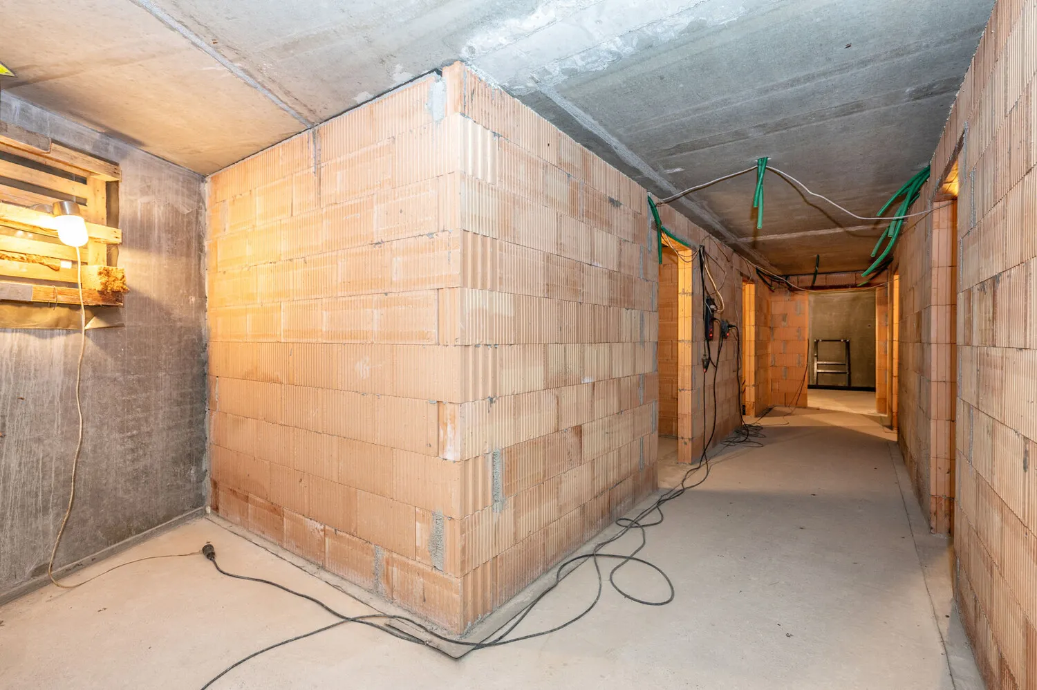 Hochwertiger Rohbau
Einfamilienhaus mit Einliegerwohnung
voll unterkellert mit Nebengebäude