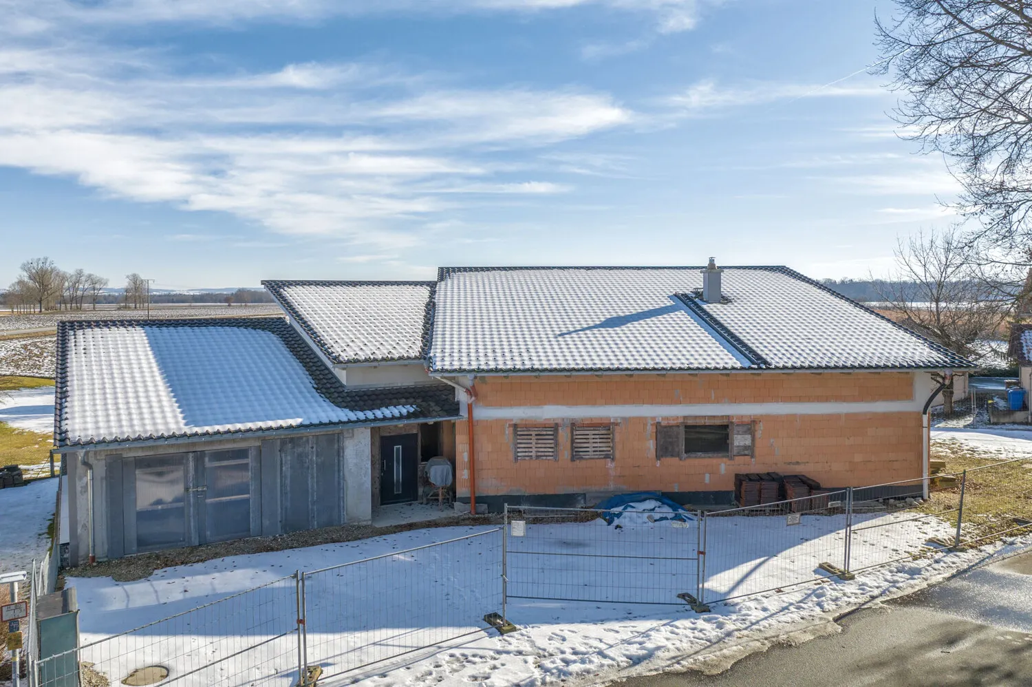 Hochwertiger Rohbau
Einfamilienhaus mit Einliegerwohnung
voll unterkellert mit Nebengebäude