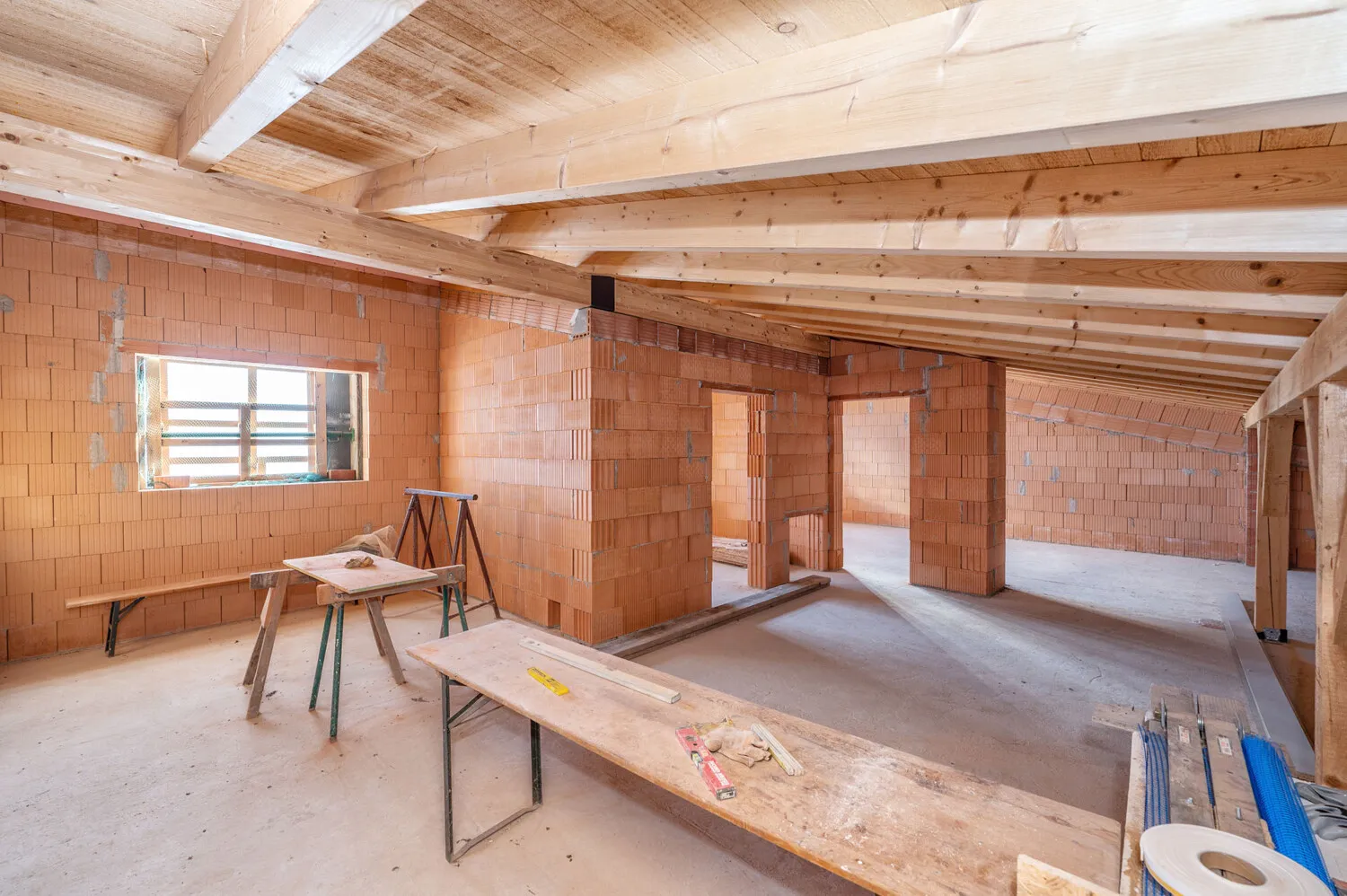 Hochwertiger Rohbau
Einfamilienhaus mit Einliegerwohnung
voll unterkellert mit Nebengebäude