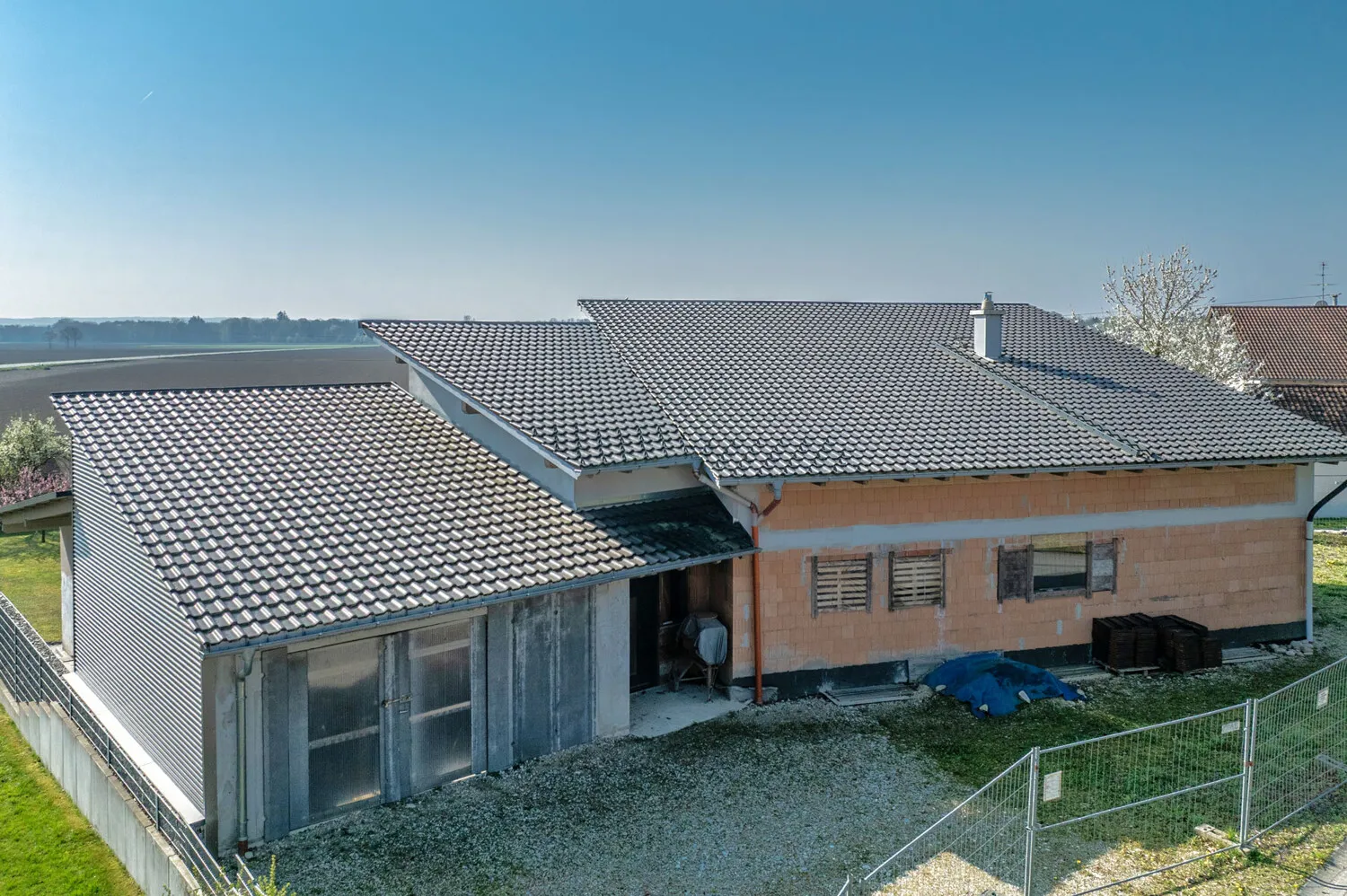 Hochwertiger Rohbau
Einfamilienhaus mit Einliegerwohnung
voll unterkellert mit Nebengebäude
