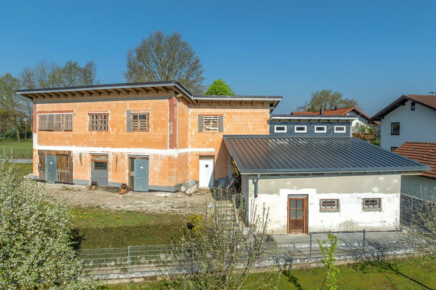Hochwertiger Rohbau
Einfamilienhaus mit Einliegerwohnung
voll unterkellert mit Nebengebäude