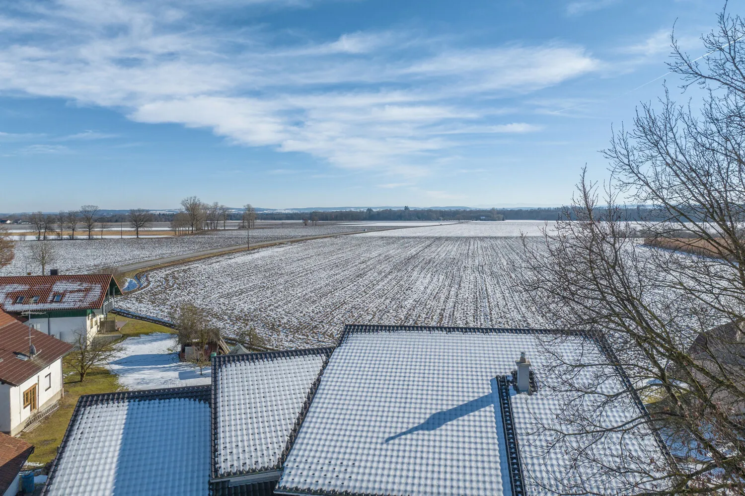 Hochwertiger Rohbau
Einfamilienhaus mit Einliegerwohnung
voll unterkellert mit Nebengebäude