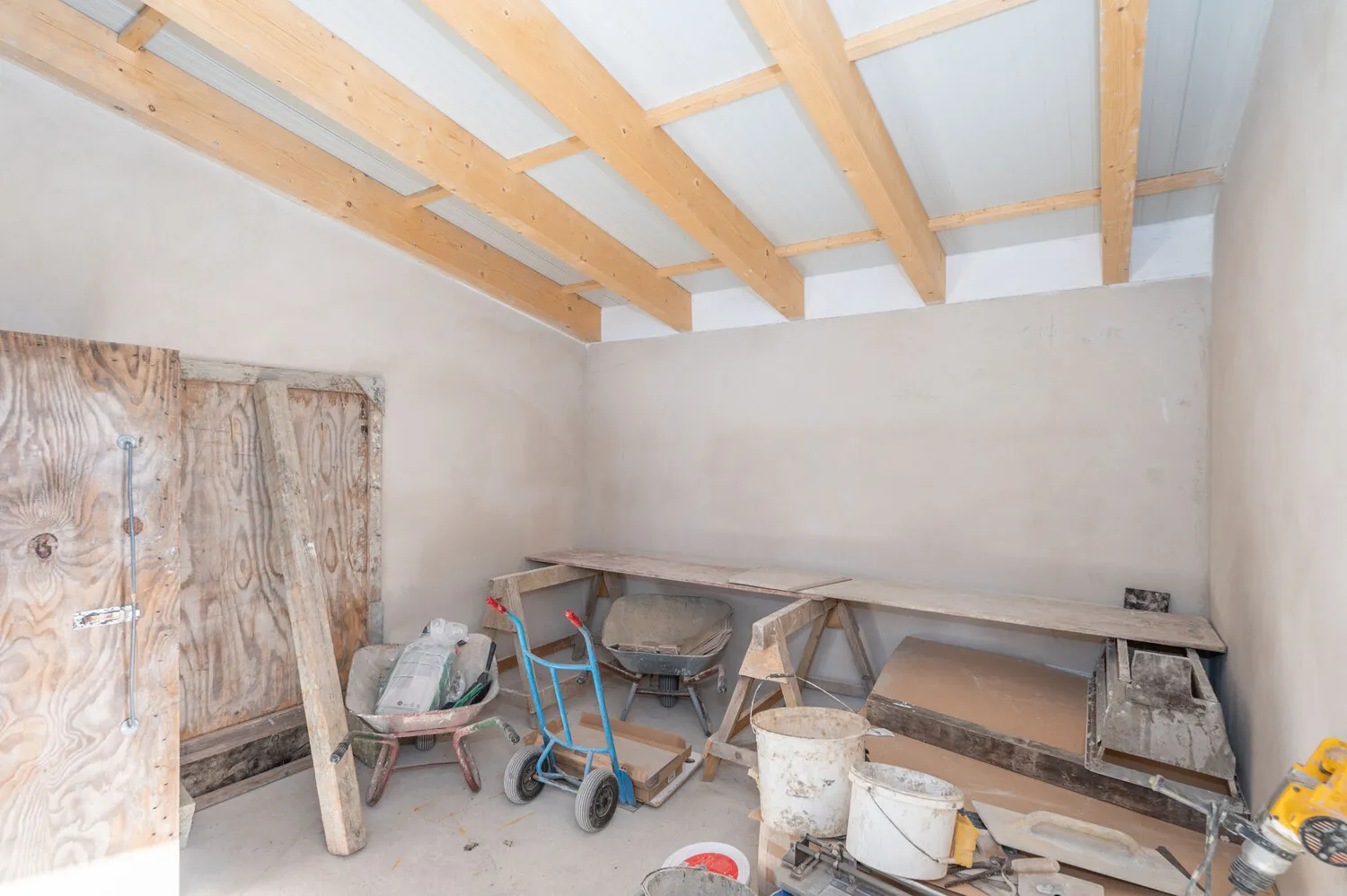 Hochwertiger Rohbau
Einfamilienhaus mit Einliegerwohnung
voll unterkellert mit Nebengebäude