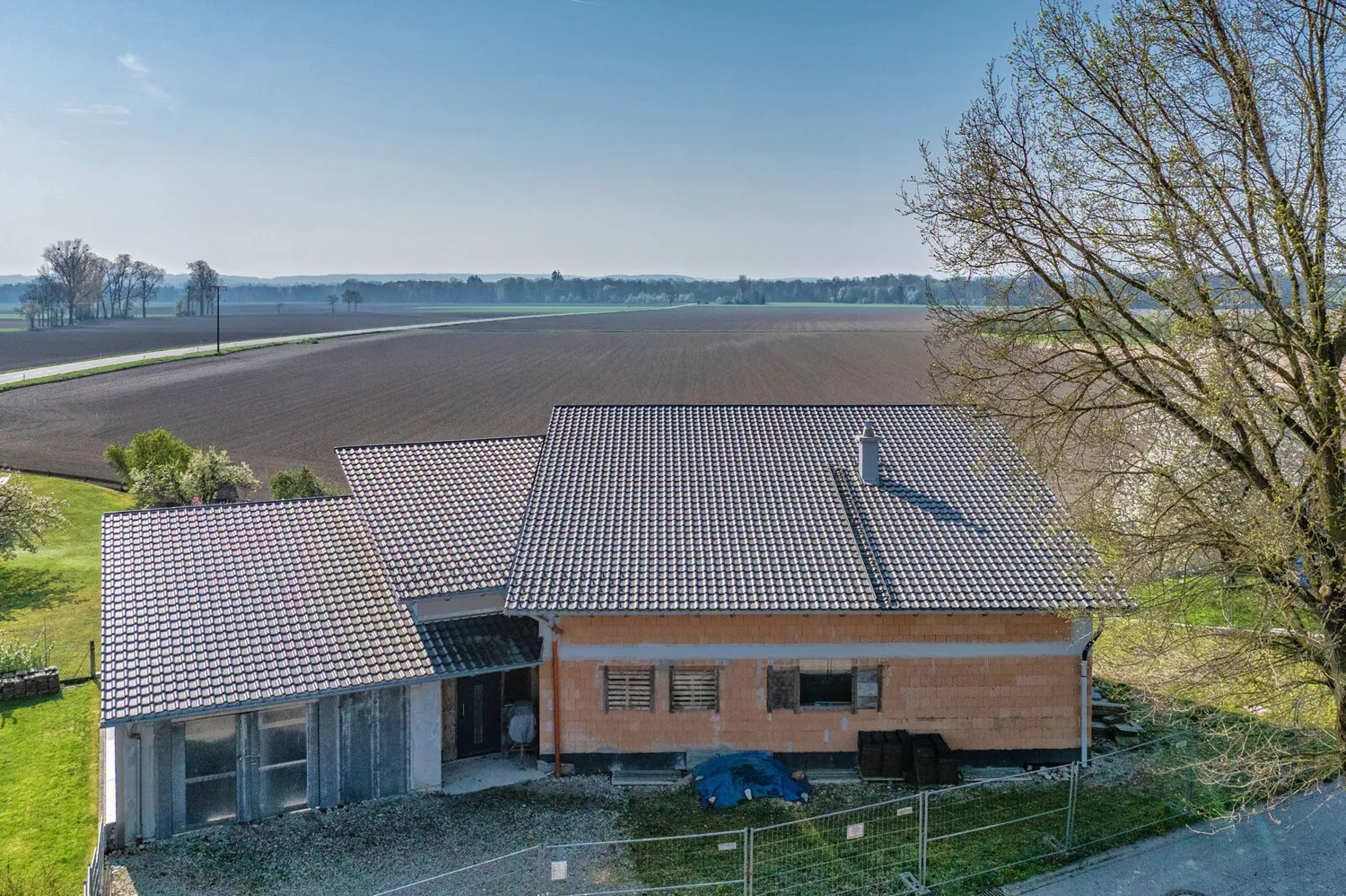 Hochwertiger Rohbau
Einfamilienhaus mit Einliegerwohnung
voll unterkellert mit Nebengebäude