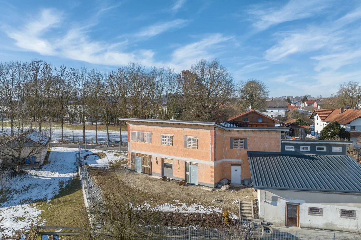 Hochwertiger Rohbau
Einfamilienhaus mit Einliegerwohnung
voll unterkellert mit Nebengebäude