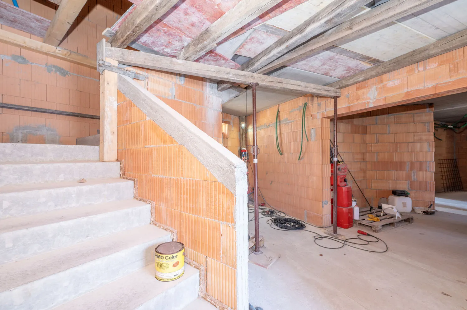 Hochwertiger Rohbau
Einfamilienhaus mit Einliegerwohnung
voll unterkellert mit Nebengebäude