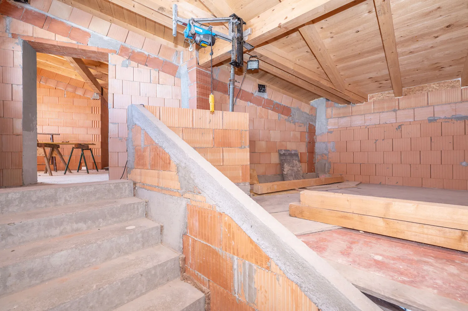 Hochwertiger Rohbau
Einfamilienhaus mit Einliegerwohnung
voll unterkellert mit Nebengebäude