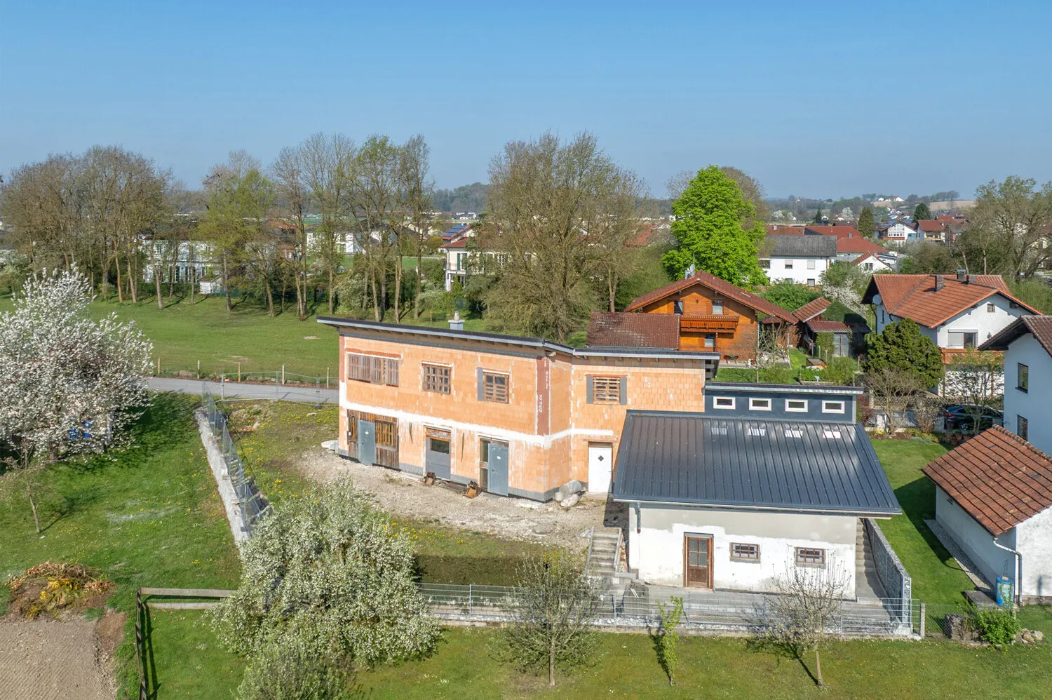Hochwertiger Rohbau
Einfamilienhaus mit Einliegerwohnung
voll unterkellert mit Nebengebäude