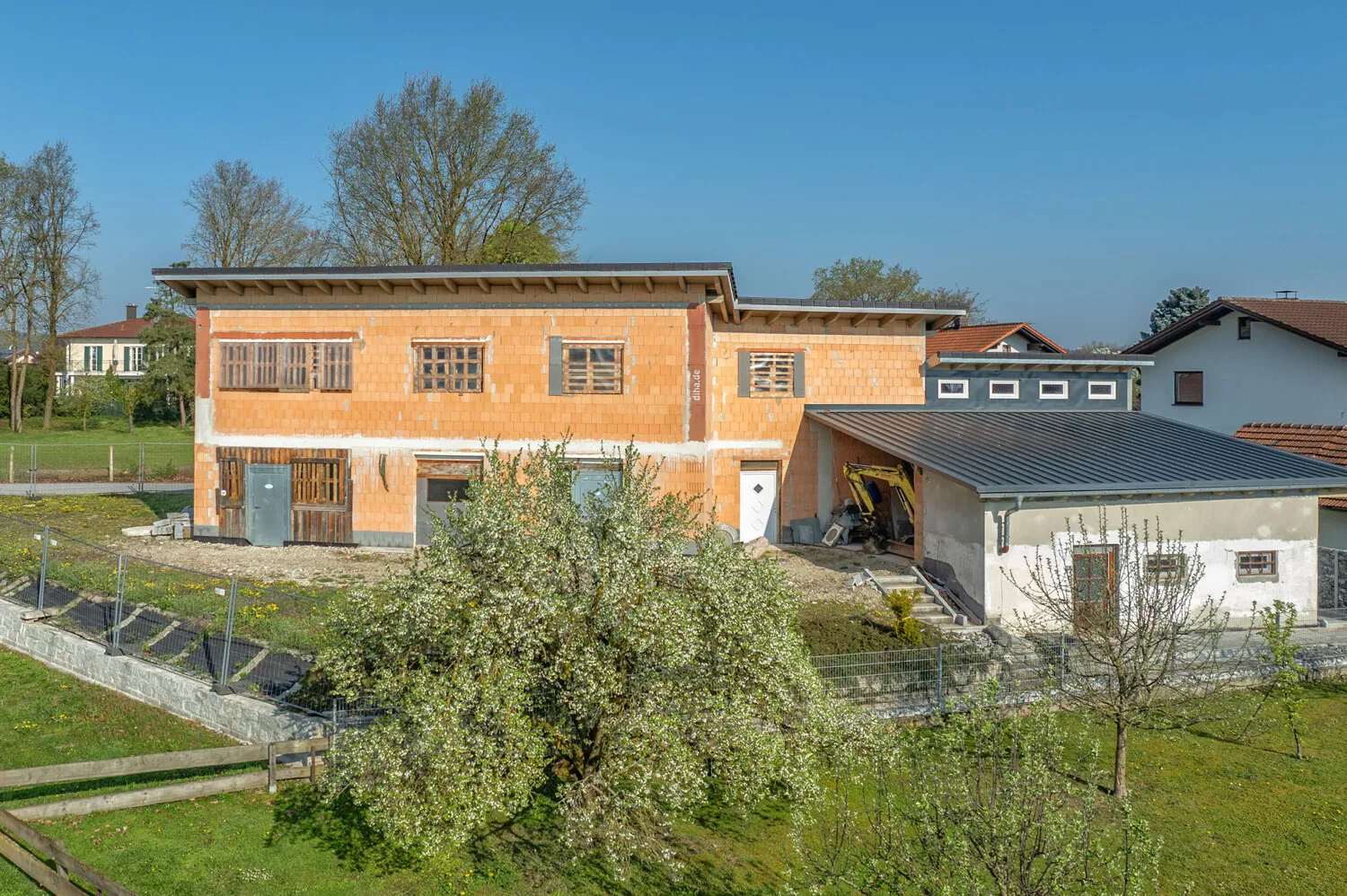 Hochwertiger Rohbau
Einfamilienhaus mit Einliegerwohnung
voll unterkellert mit Nebengebäude