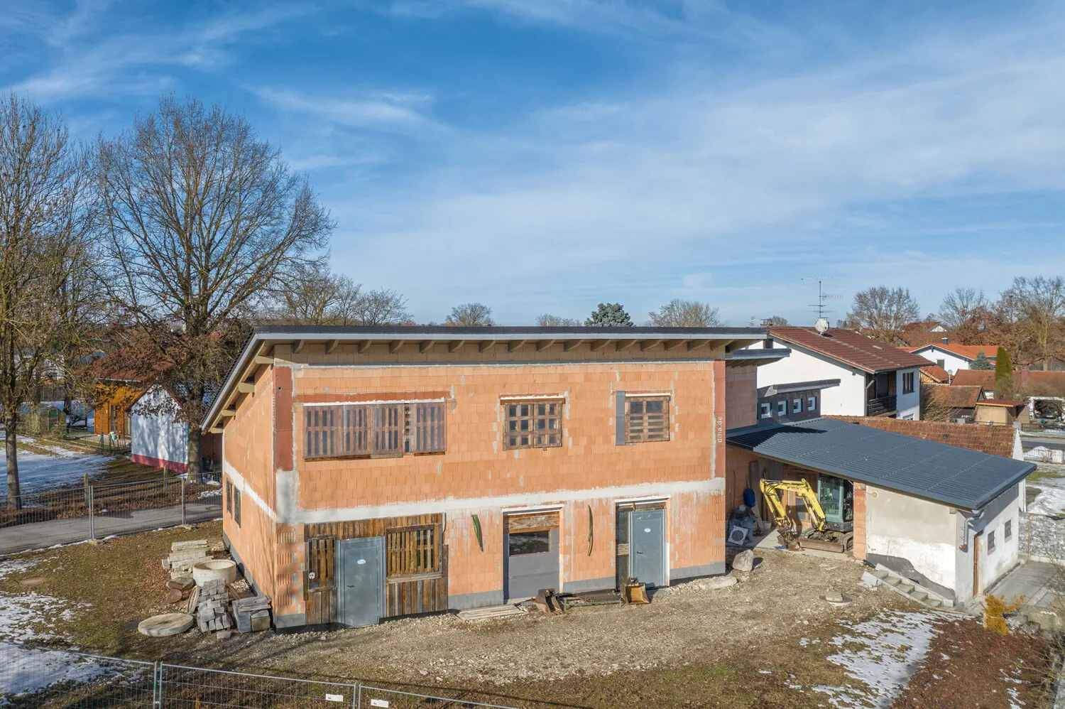 Hochwertiger Rohbau
Einfamilienhaus mit Einliegerwohnung
voll unterkellert mit Nebengebäude