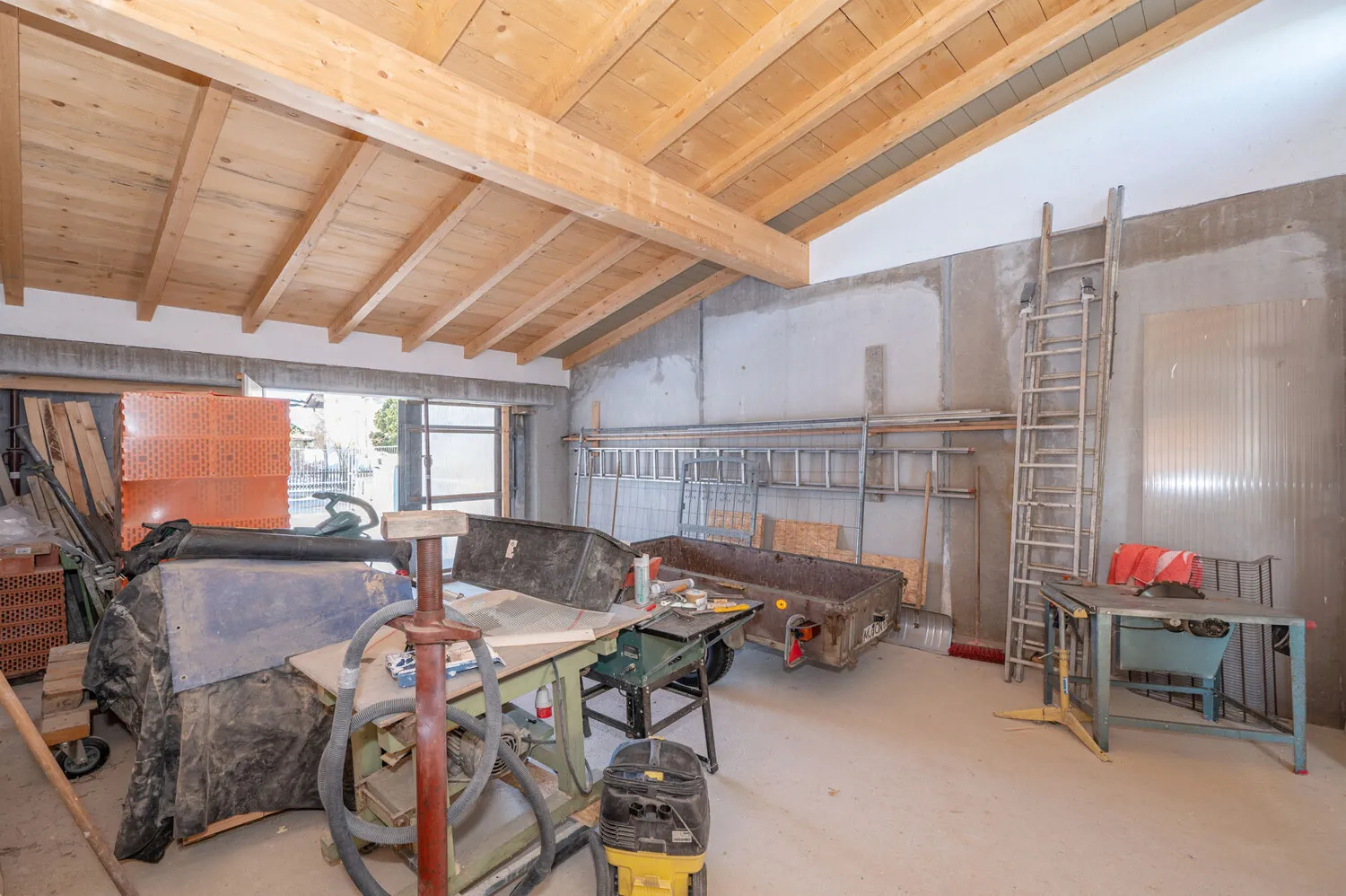 Hochwertiger Rohbau
Einfamilienhaus mit Einliegerwohnung
voll unterkellert mit Nebengebäude