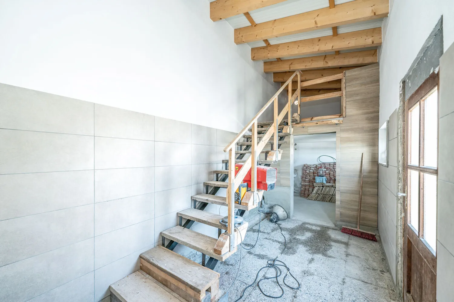 Hochwertiger Rohbau
Einfamilienhaus mit Einliegerwohnung
voll unterkellert mit Nebengebäude