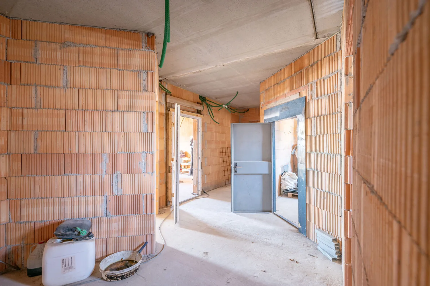 Hochwertiger Rohbau
Einfamilienhaus mit Einliegerwohnung
voll unterkellert mit Nebengebäude