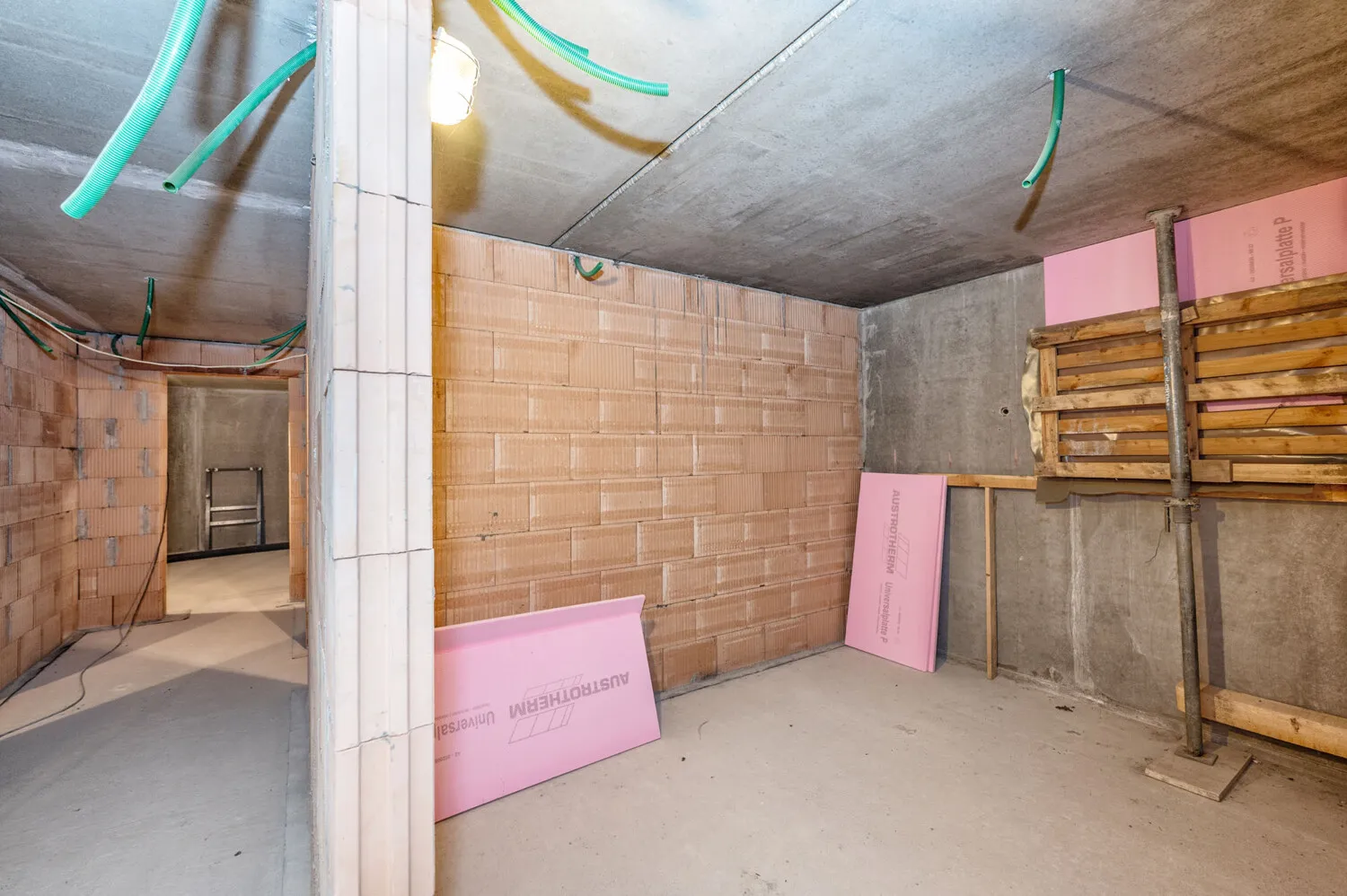 Hochwertiger Rohbau
Einfamilienhaus mit Einliegerwohnung
voll unterkellert mit Nebengebäude