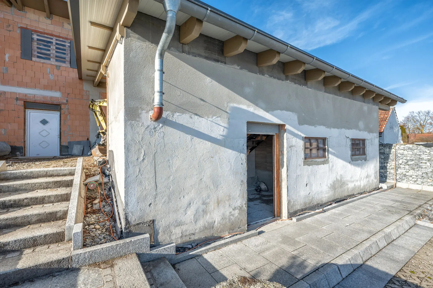 Hochwertiger Rohbau
Einfamilienhaus mit Einliegerwohnung
voll unterkellert mit Nebengebäude