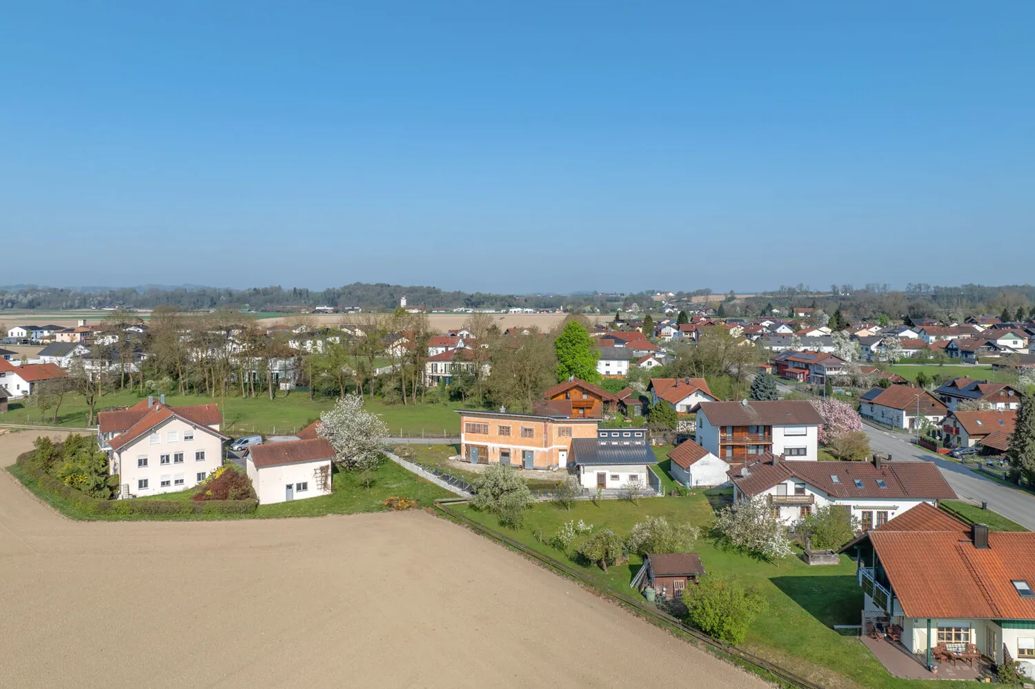 Hochwertiger Rohbau
Einfamilienhaus mit Einliegerwohnung
voll unterkellert mit Nebengebäude