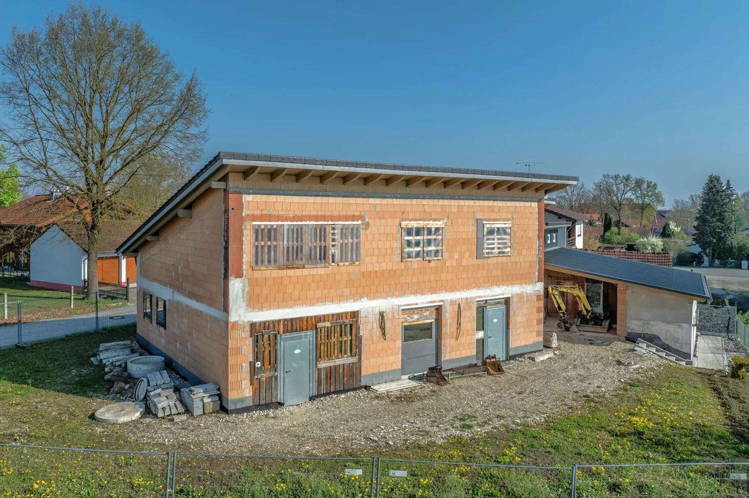 Hochwertiger Rohbau
Einfamilienhaus mit Einliegerwohnung
voll unterkellert mit Nebengebäude
