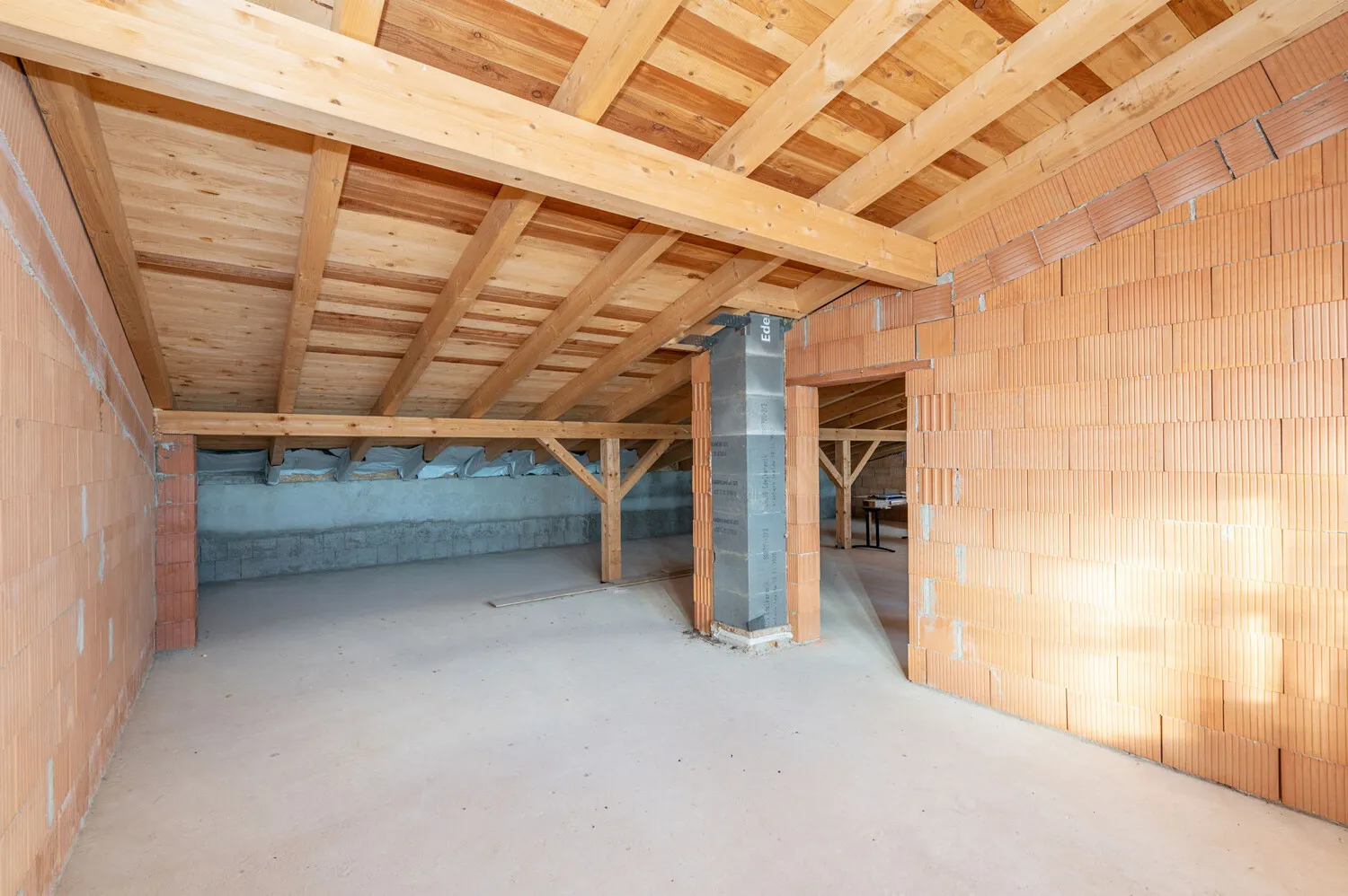 Hochwertiger Rohbau
Einfamilienhaus mit Einliegerwohnung
voll unterkellert mit Nebengebäude