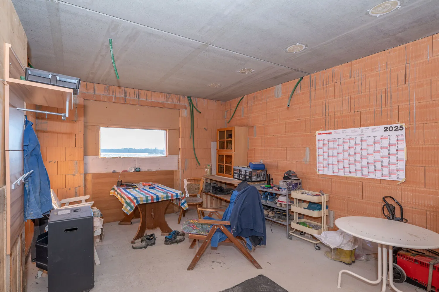 Hochwertiger Rohbau
Einfamilienhaus mit Einliegerwohnung
voll unterkellert mit Nebengebäude