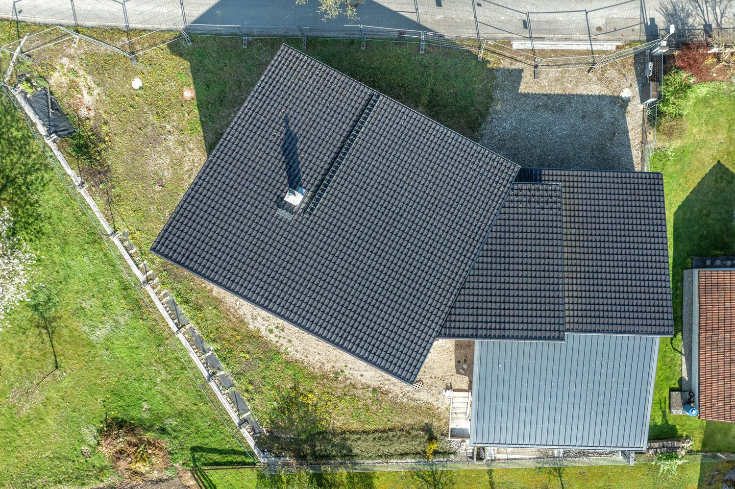 Hochwertiger Rohbau
Einfamilienhaus mit Einliegerwohnung
voll unterkellert mit Nebengebäude