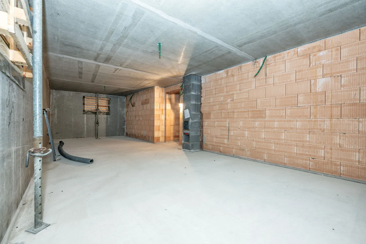 Hochwertiger Rohbau
Einfamilienhaus mit Einliegerwohnung
voll unterkellert mit Nebengebäude