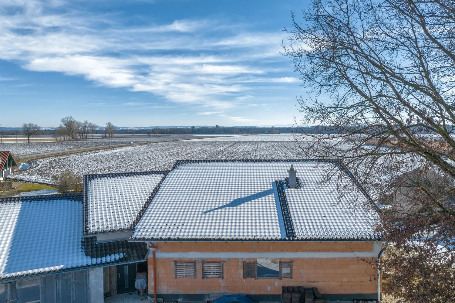 Hochwertiger Rohbau
Einfamilienhaus mit Einliegerwohnung
voll unterkellert mit Nebengebäude