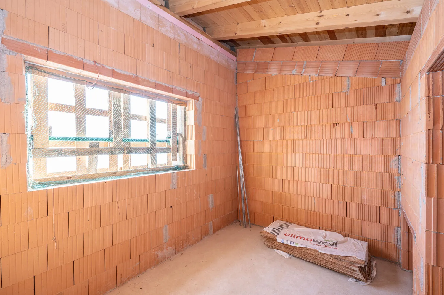 Hochwertiger Rohbau
Einfamilienhaus mit Einliegerwohnung
voll unterkellert mit Nebengebäude