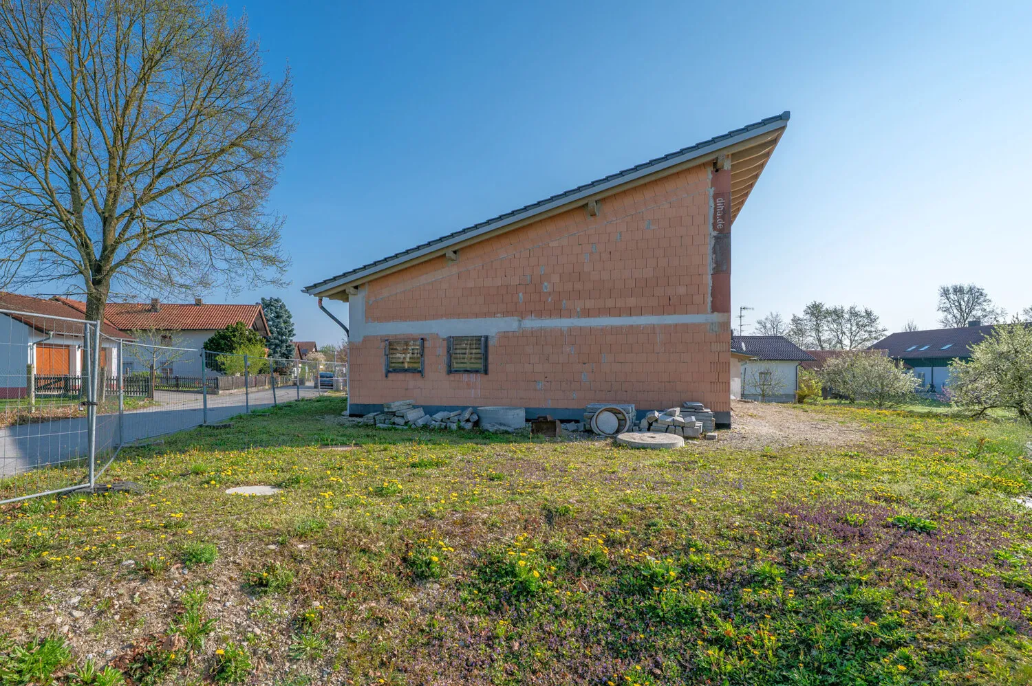 Hochwertiger Rohbau
Einfamilienhaus mit Einliegerwohnung
voll unterkellert mit Nebengebäude