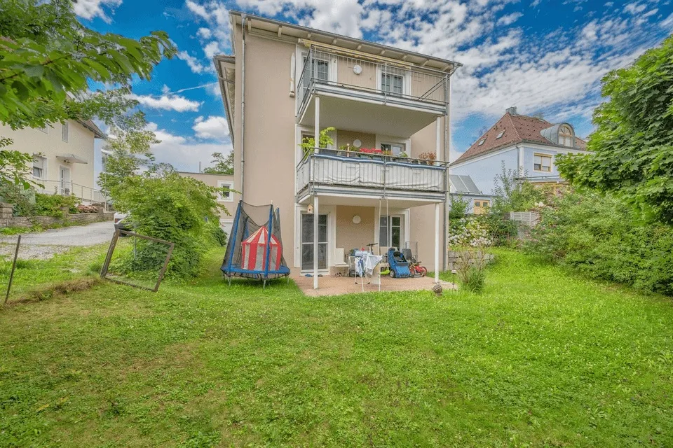 Attractive 4-room garden apartment with fitted kitchen and parking space