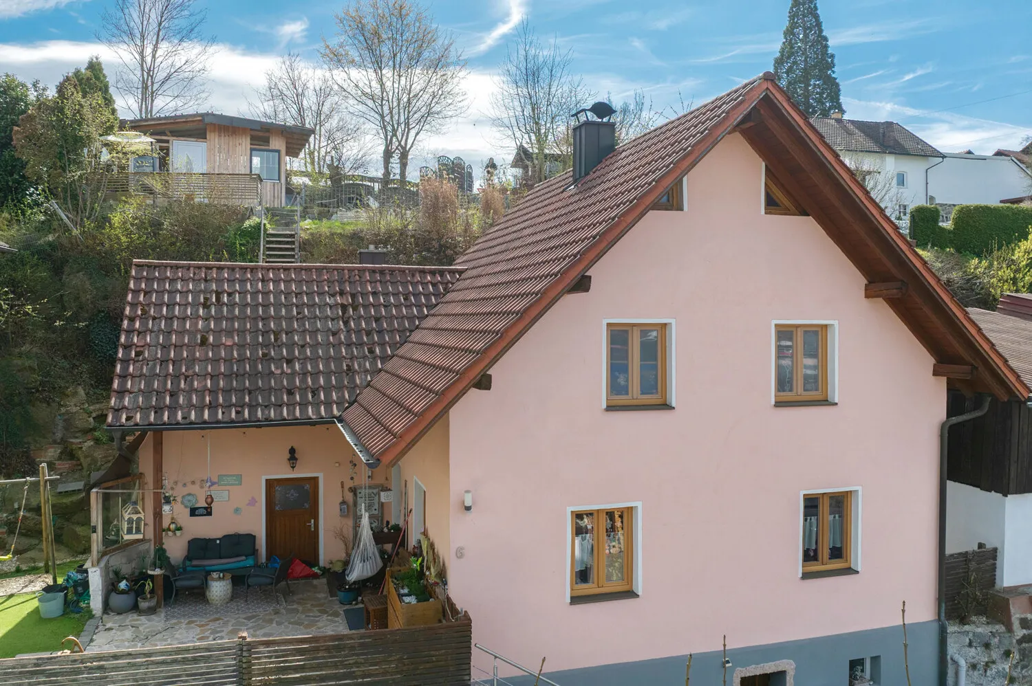 Einfamilienhaus mit Garten und Doppelgarage
