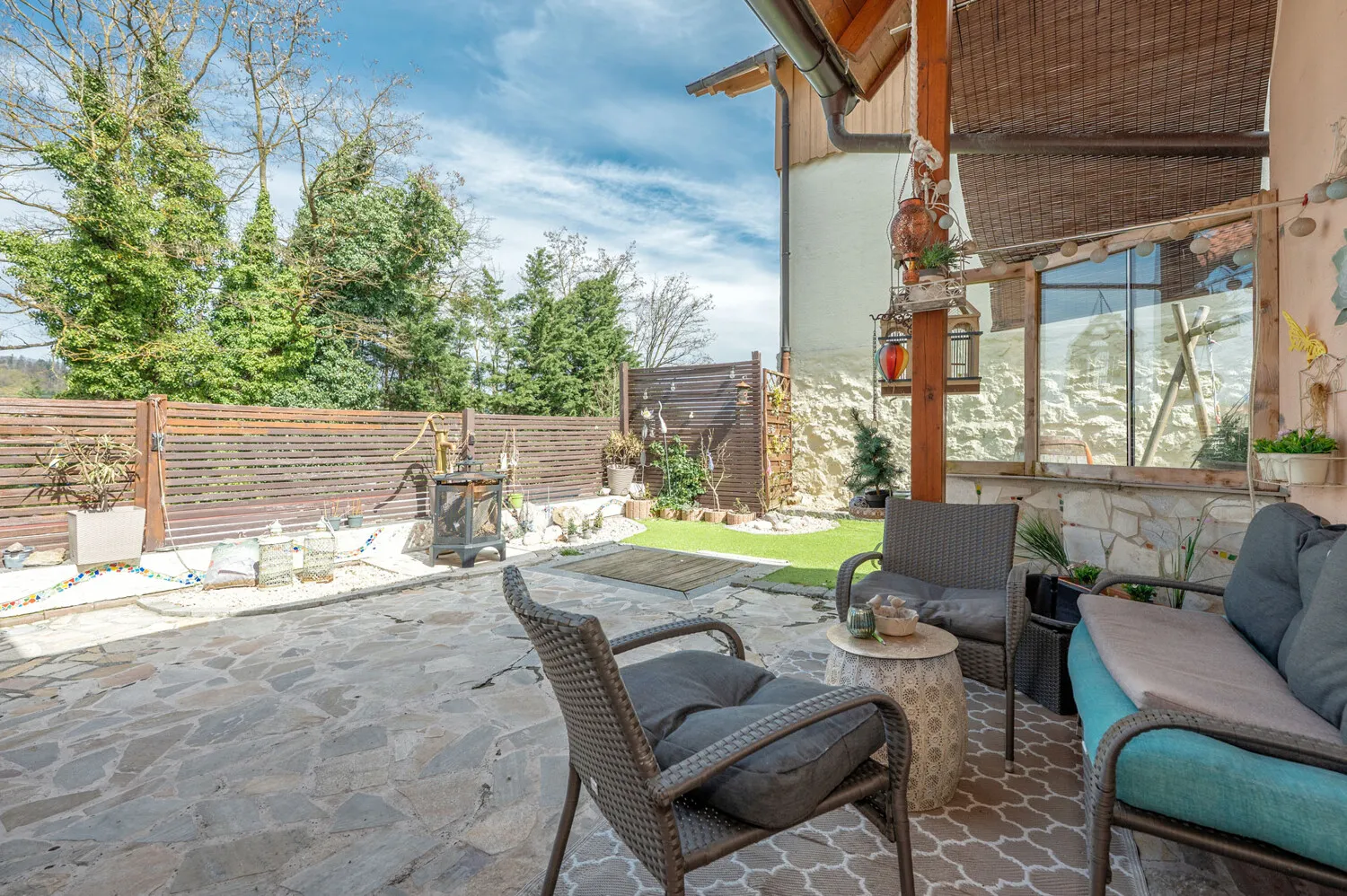 Einfamilienhaus mit Garten und Doppelgarage