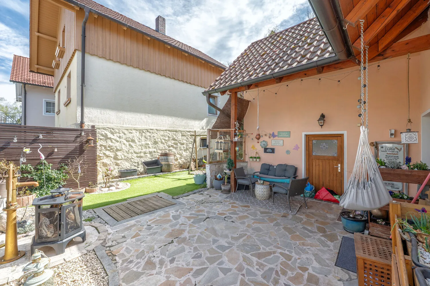 Einfamilienhaus mit Garten und Doppelgarage