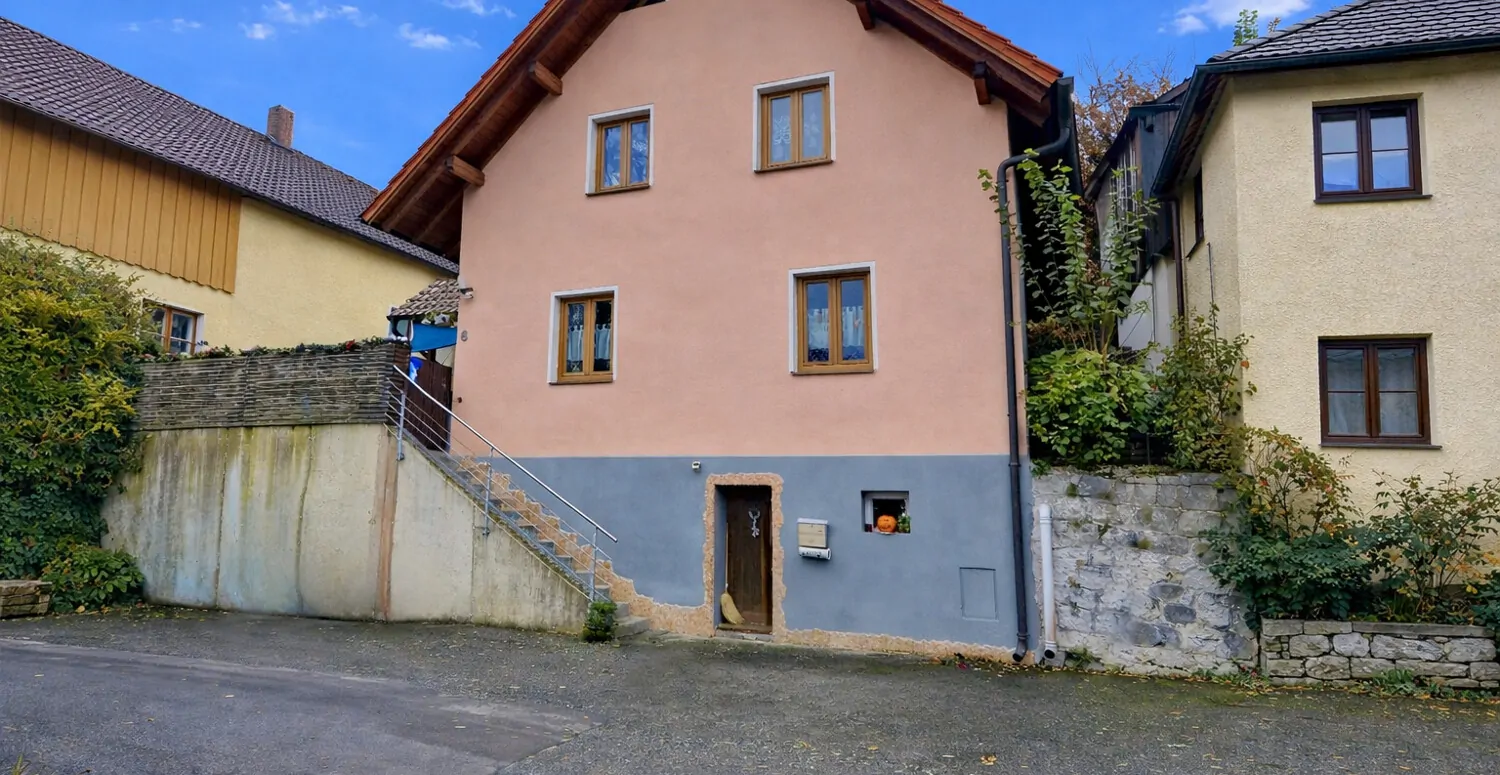 Liebevoll renoviertes Einfamilienhaus mit Garten und Doppelgarage