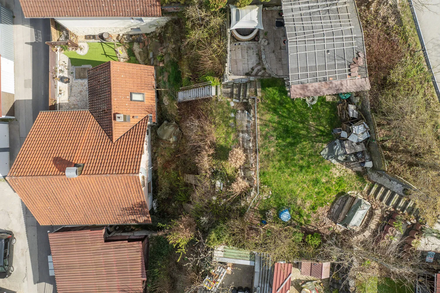 Einfamilienhaus mit Garten und Doppelgarage