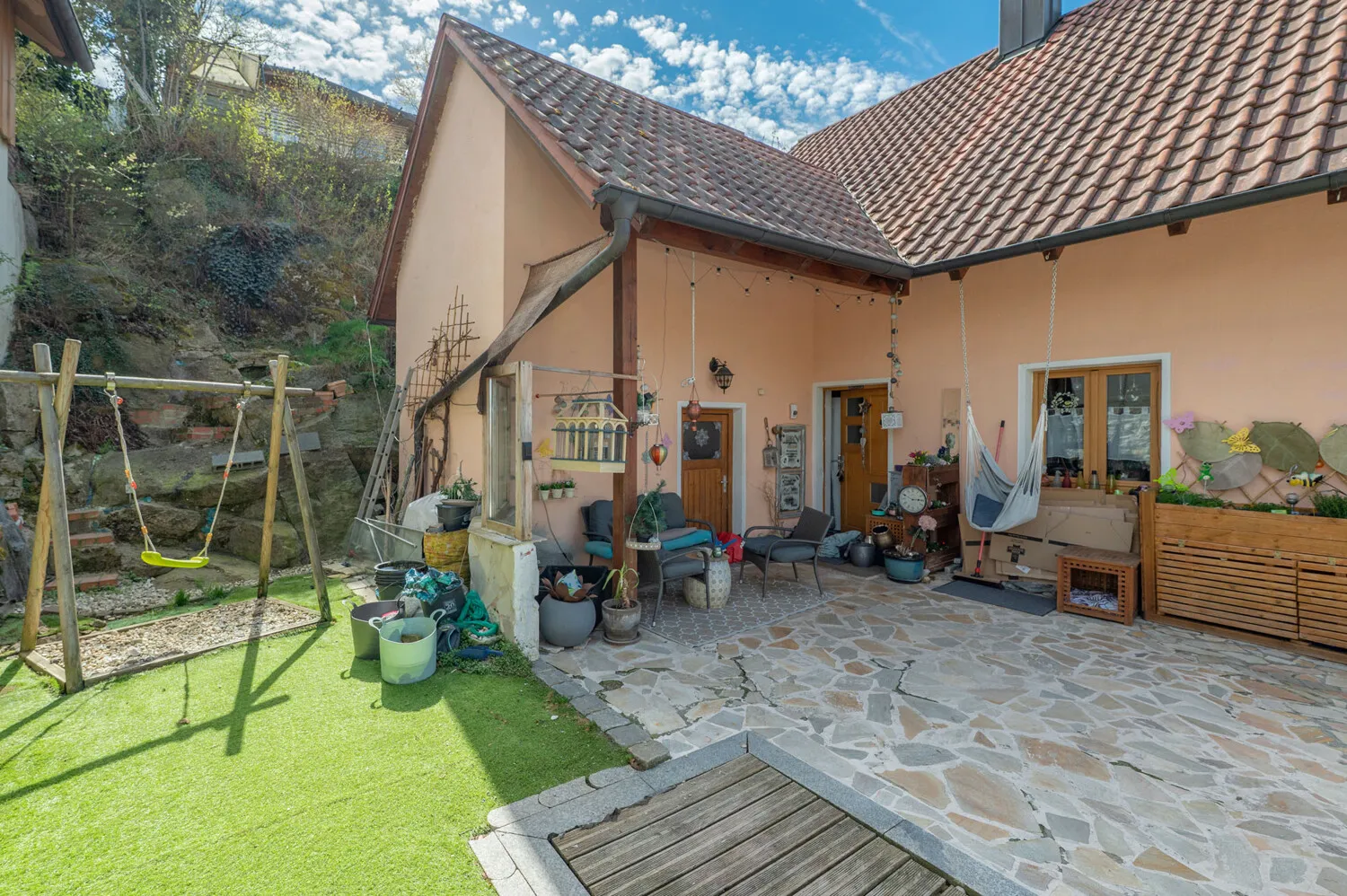 Einfamilienhaus mit Garten und Doppelgarage