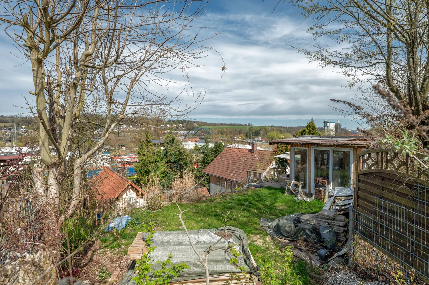 Einfamilienhaus mit Garten und Doppelgarage