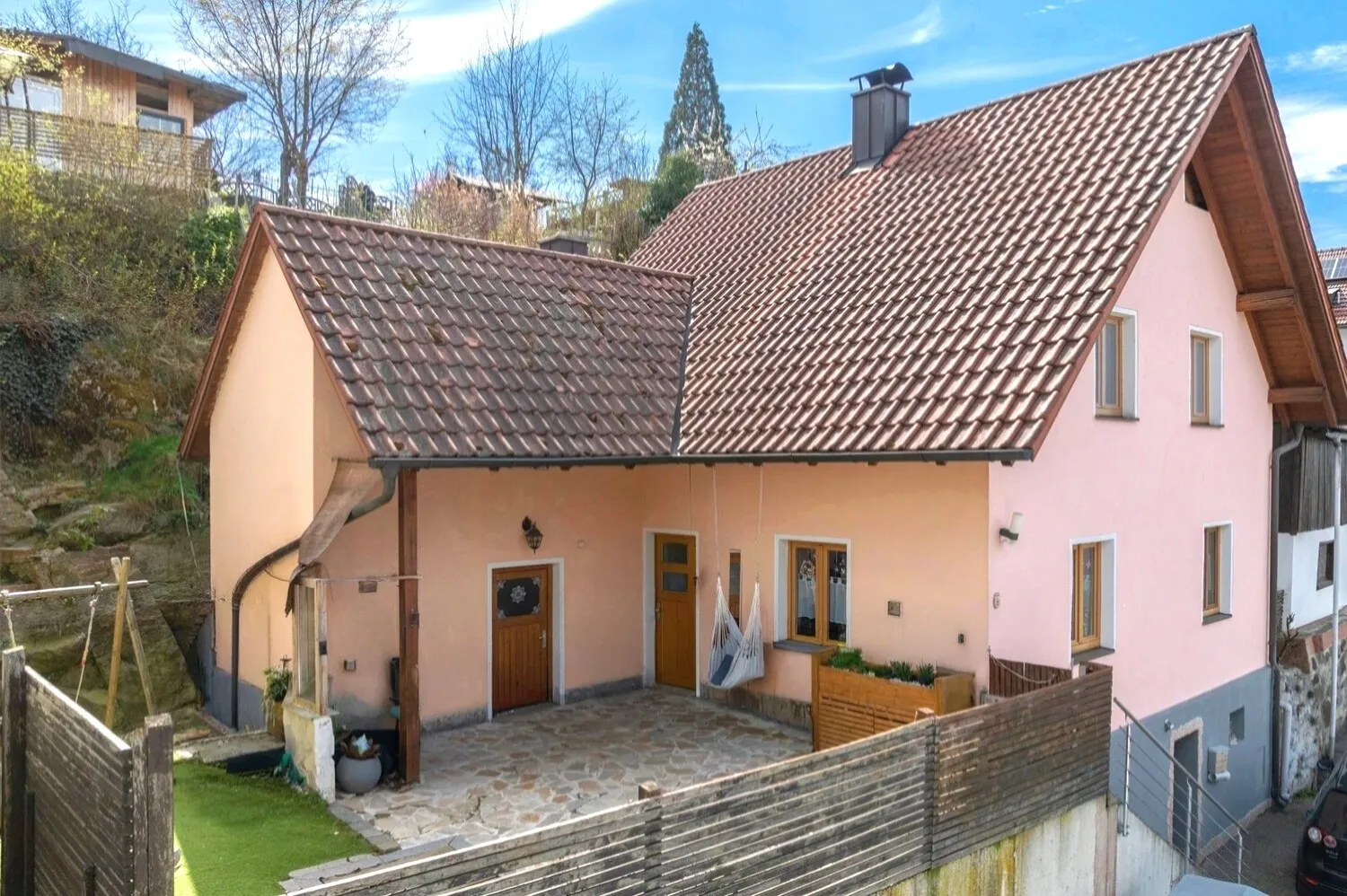 Einfamilienhaus mit Garten und Doppelgarage