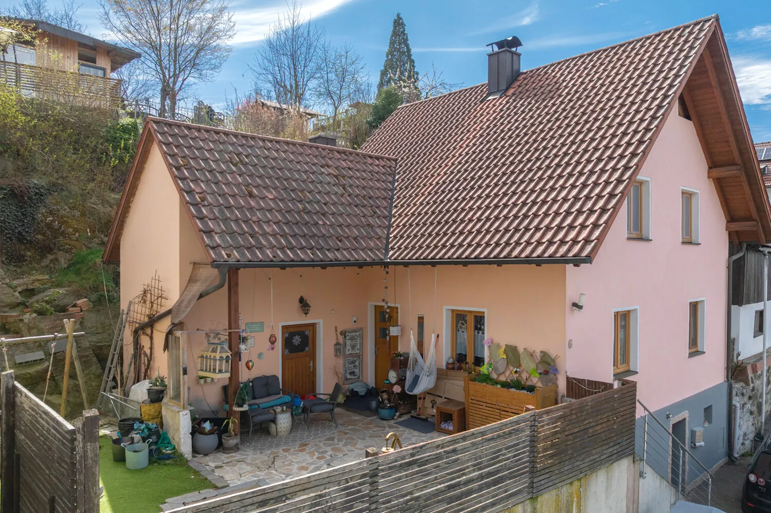 Einfamilienhaus mit Garten und Doppelgarage
