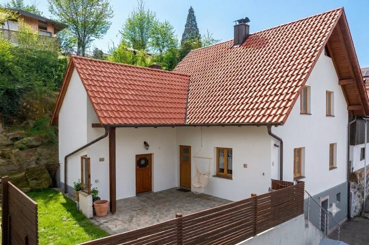 Einfamilienhaus mit Garten und Doppelgarage