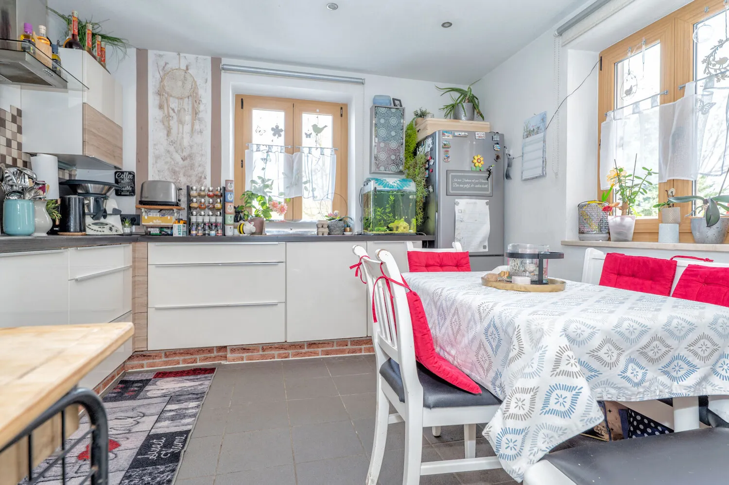 Einfamilienhaus mit Garten und Doppelgarage