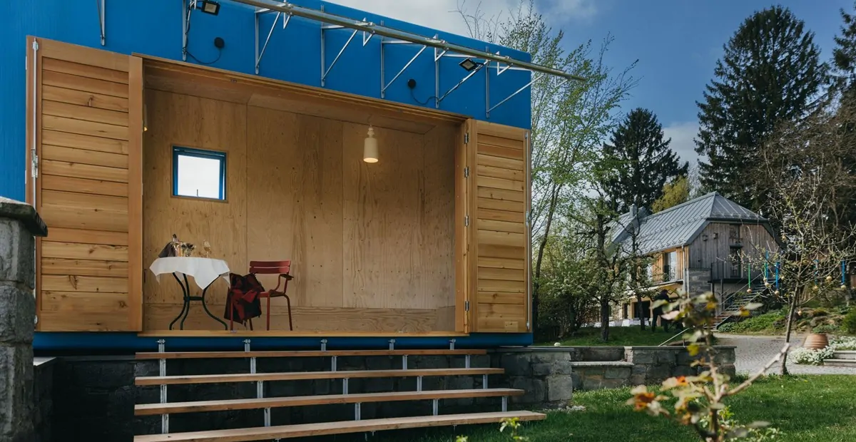 blaue Würfel als Freisitz