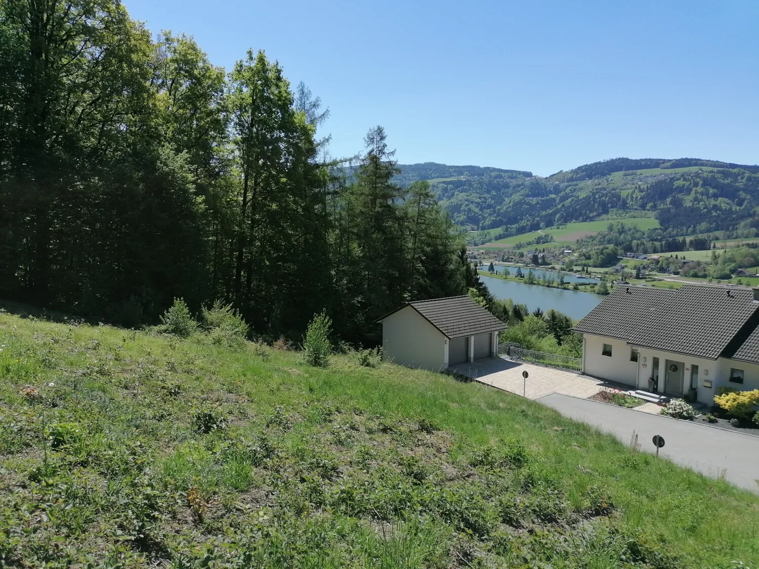 Erschlossenes Baugrundstück mit Donaublick und Baugenehmigung