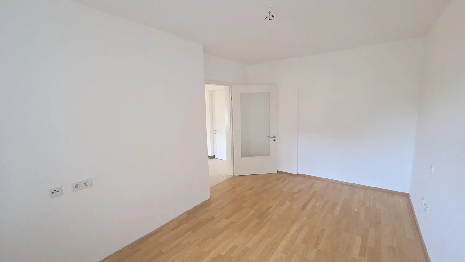 Lichtdurchflutete 2-Zimmer-Wohnung mit Balkon und Parkettkomfort