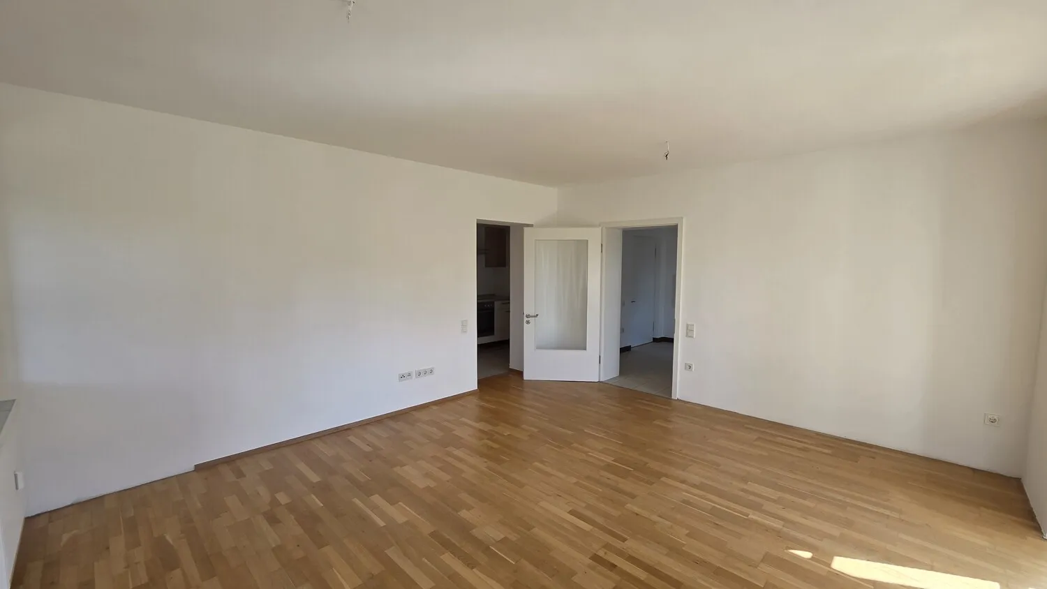 Lichtdurchflutete 2-Zimmer-Wohnung mit Balkon und Parkettkomfort