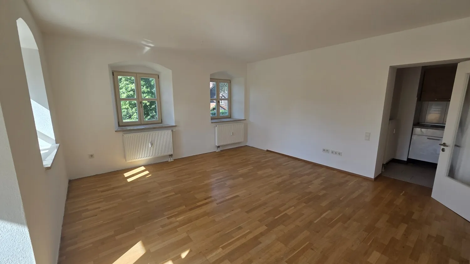 Lichtdurchflutete 2-Zimmer-Wohnung mit Balkon und Parkettkomfort