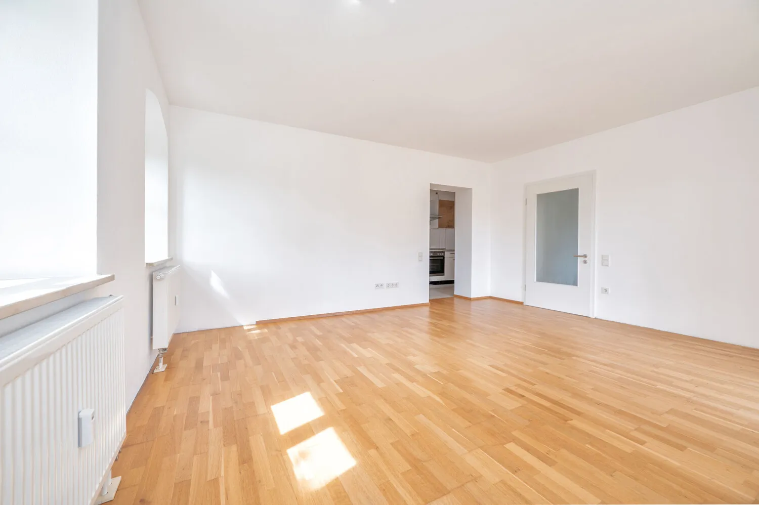 Lichtdurchflutete 2-Zimmer-Wohnung mit Balkon und Parkettkomfort
