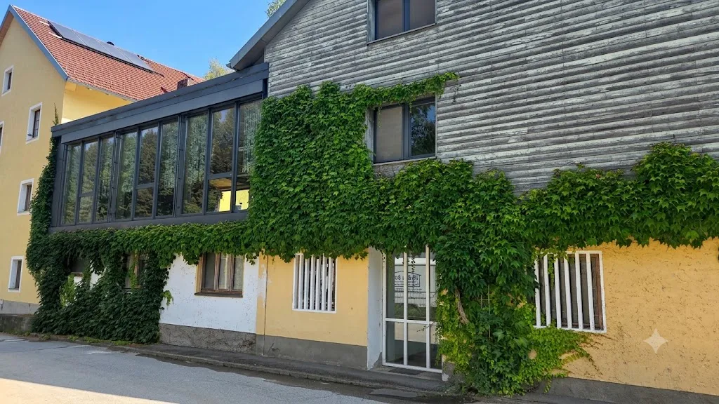 Großzügige 5-Zi.-Wohnung im Grünen - Separates Büro mit eigenem Eingang möglich