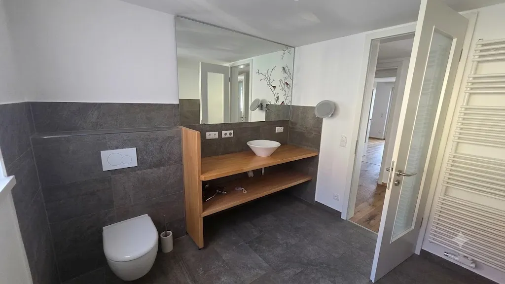 Großzügige 5-Zi.-Wohnung im Grünen - Separates Büro mit eigenem Eingang möglich